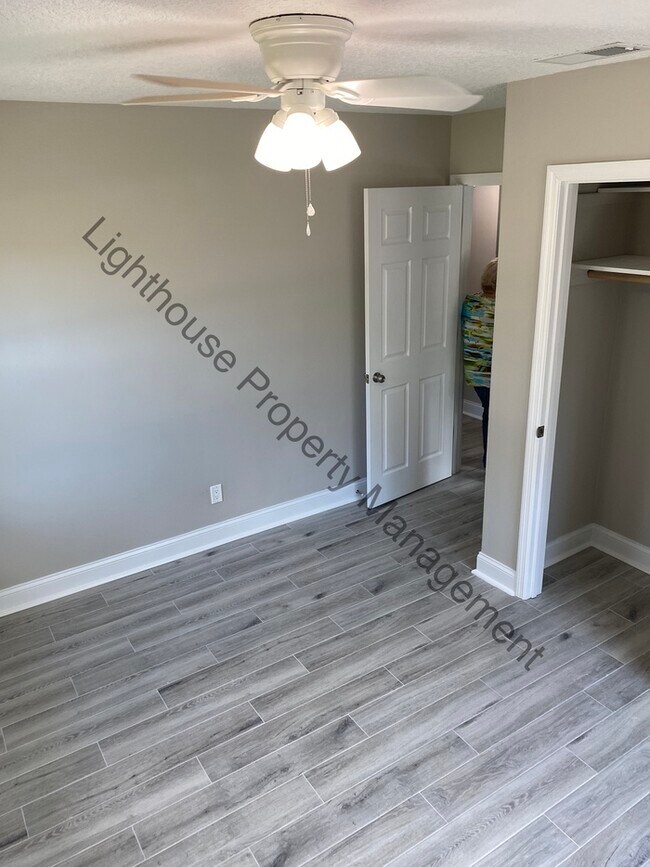 Foto del edificio - Beautiful 3 Bedroom Home With Fenced Backyard