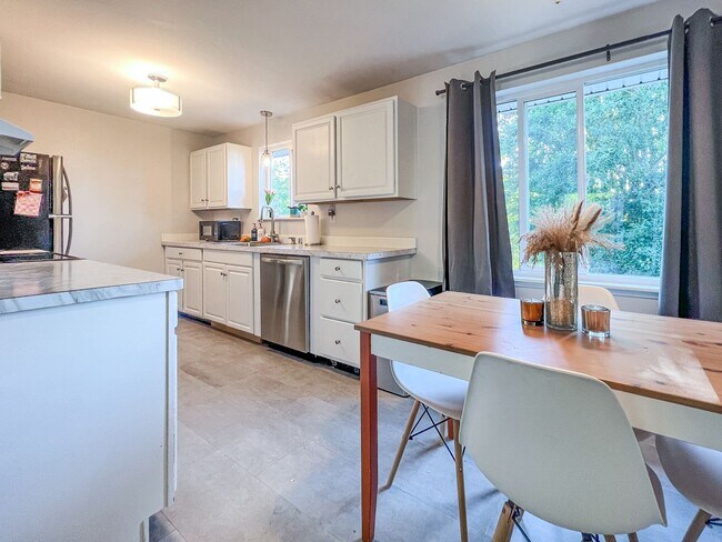 Building Photo - 4Bd/1.5Ba Seattle House