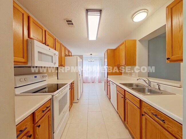 Foto del edificio - Charming Home with 2-Car Garage and Conven...