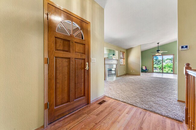 Foto del edificio - Spacious Home with Central AC and Gas Fire...