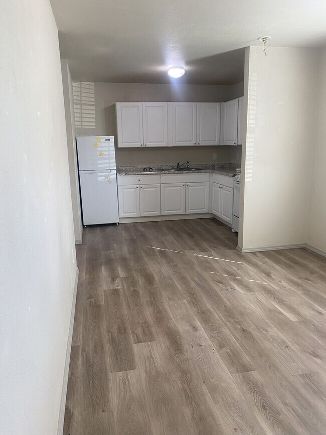 Building Photo - FULLY FURNISHED - ALL BILLS PAID Apartment in Big Spring TX