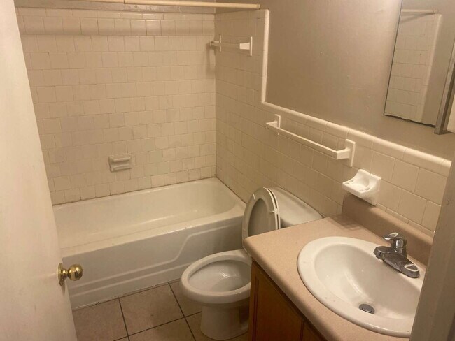Foto del edificio - Gorgeous 2 Bedroom 1.5 Bathroom Condo With Stunning Flooring! AMAZING DEAL.