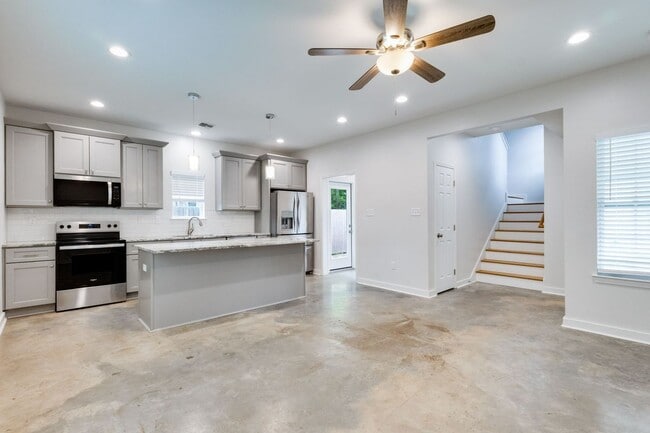 Building Photo - 204 Romero St