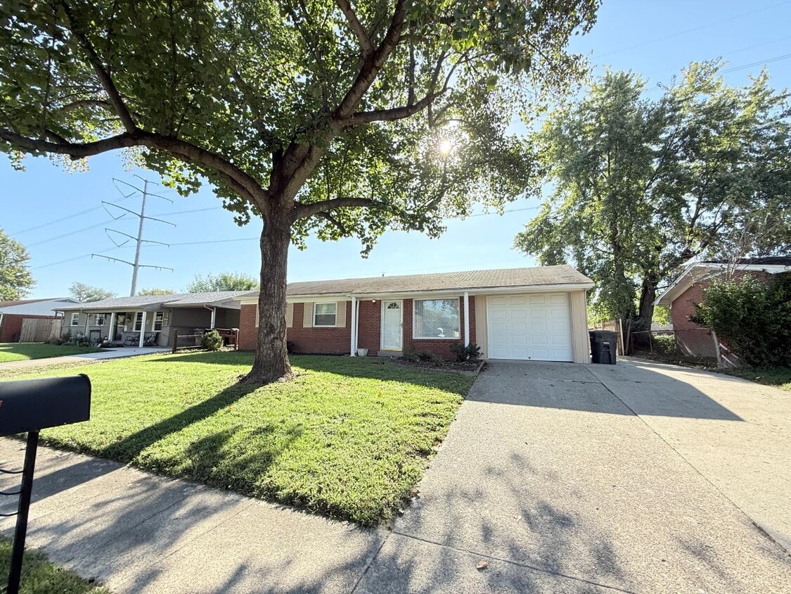 Primary Photo - 1325 Longfellow Dr