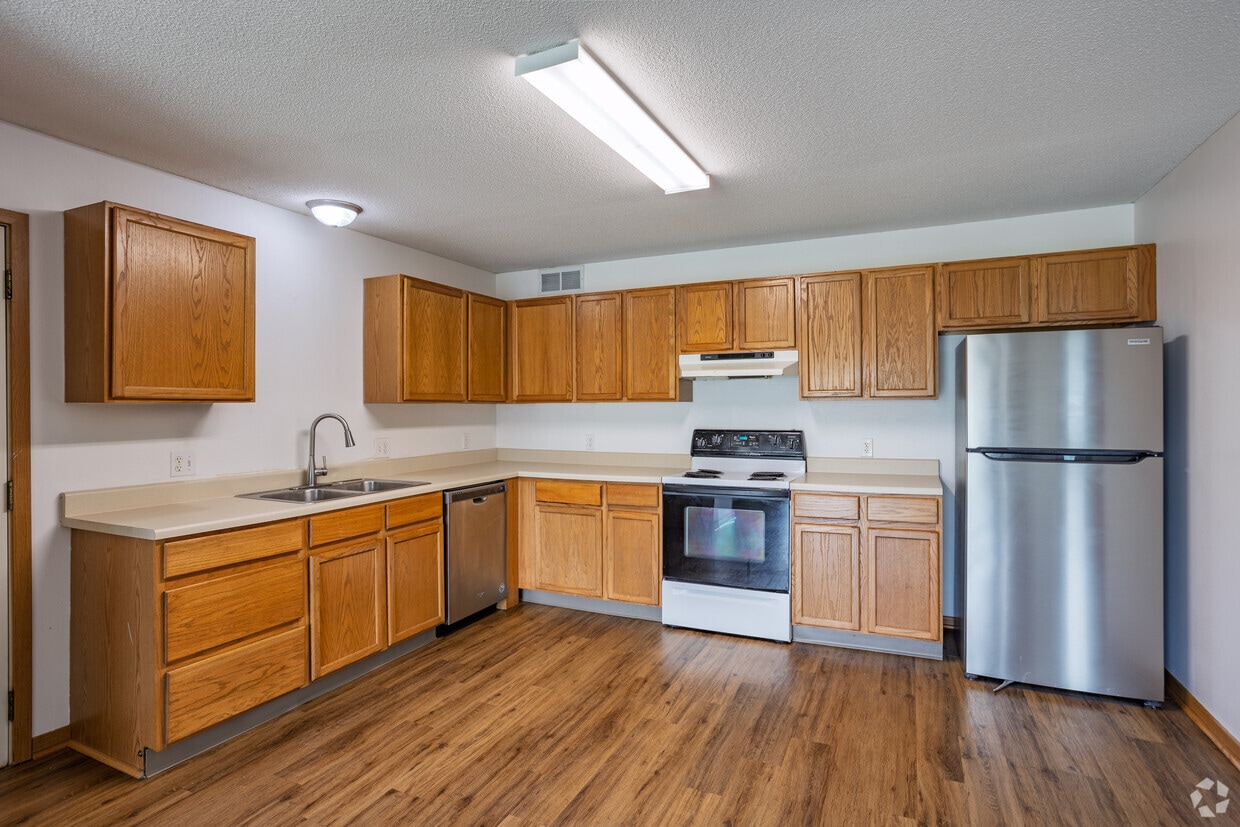 3BR, 2BA - 1,300SF - Kitchen - 802 Dickinson Ave (Ames, IA)