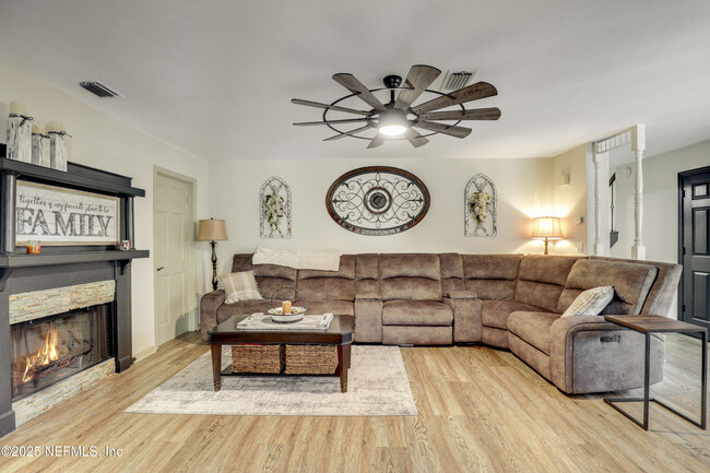 Foto del edificio - 6612 Camelot Ct