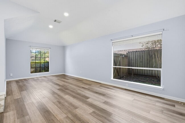 Foto del edificio - 2835 Twin Knolls Dr