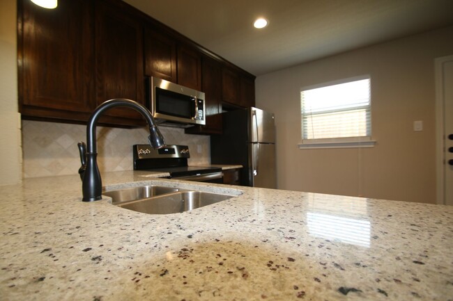 Foto del edificio - 1301-1305 White Sand Dr.