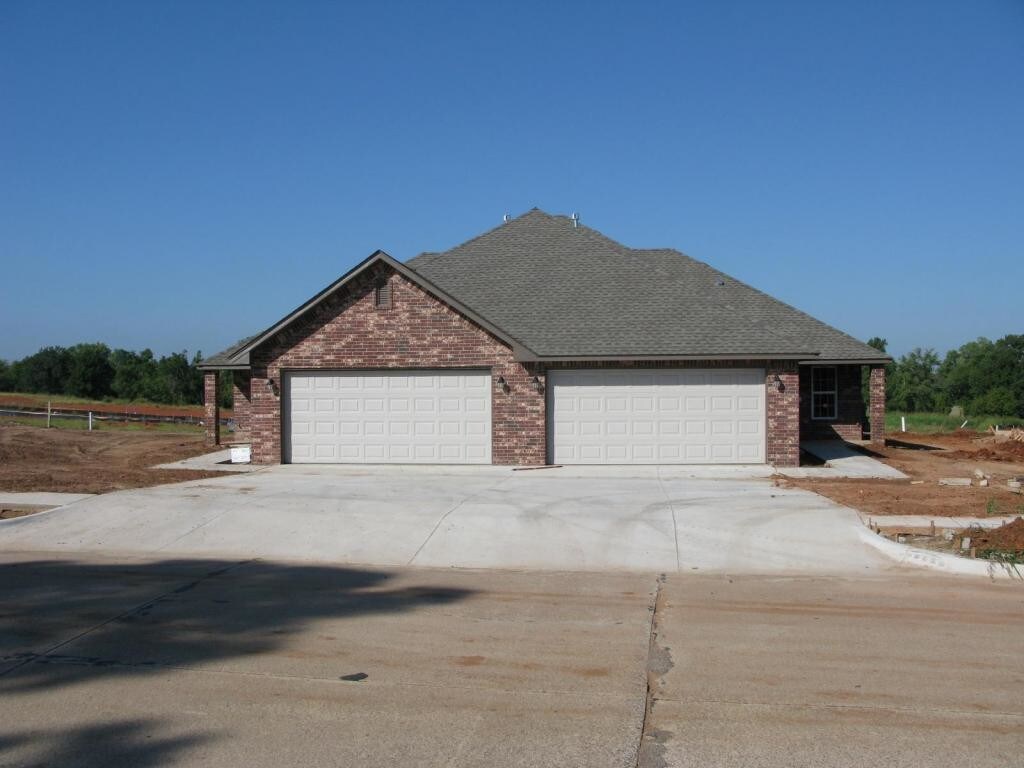 Foto principal - 11709 Surrey Hills Blvd, Yukon, OK 73099