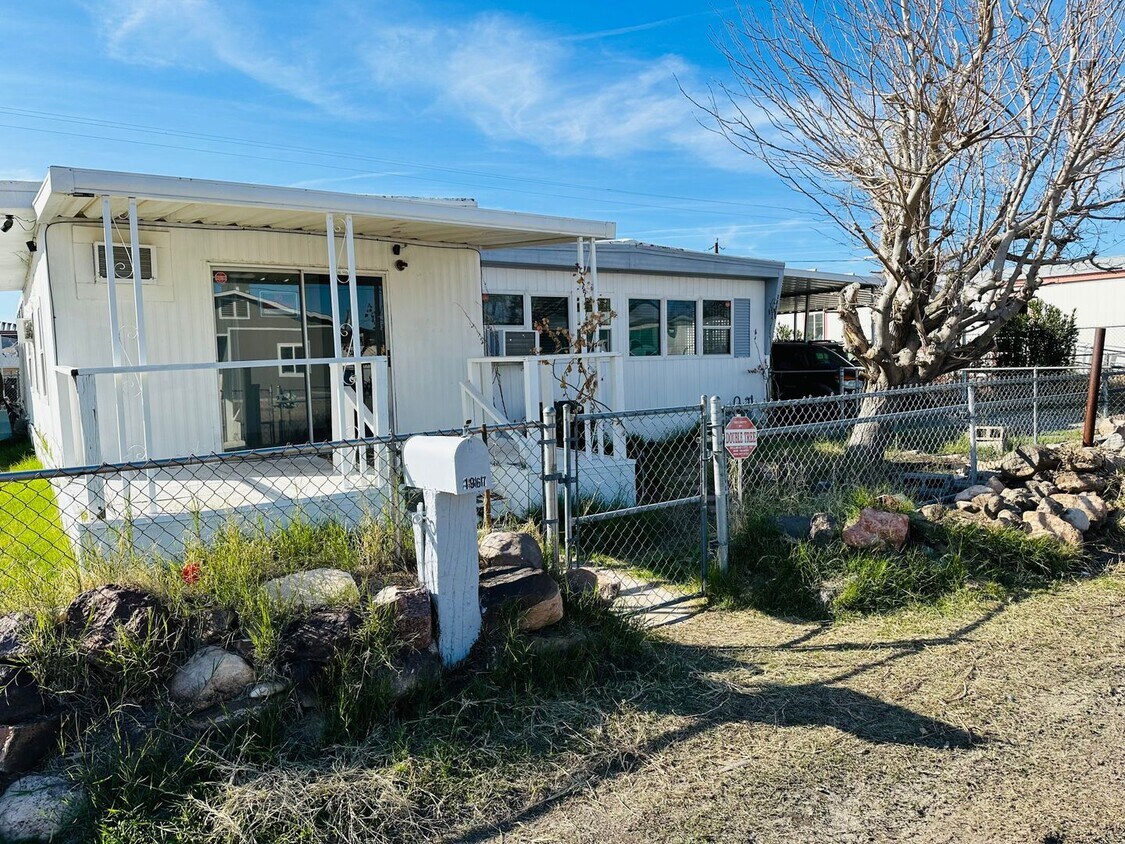 Primary Photo - 5-Bed/2.5-Bath Rental by the Colorado River and Marina Proximity and Shopping Convenience!
