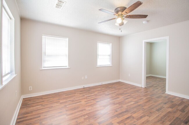 Foto del edificio - Updated 3-Bedroom Home for Rent in Central...