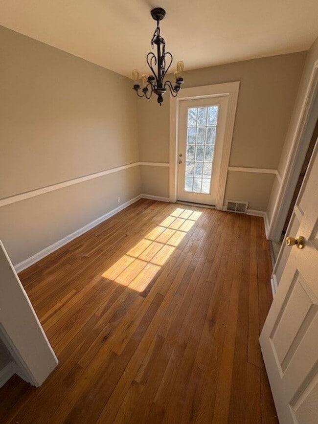 Building Photo - 2631 Northview Ave