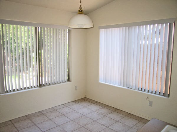 Building Photo - Great 4 bedroom 2 bathroom single level ho...