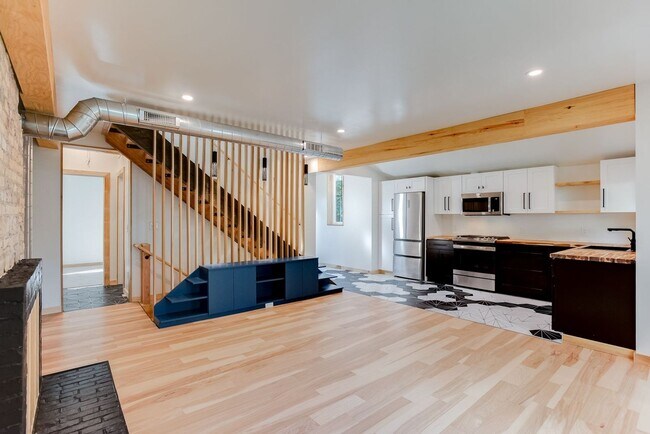 Foto del edificio - Amazing 2 bedroom, 2 bathroom 1,330 sf hom...