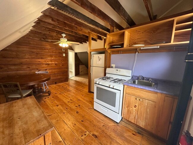 Building Photo - 110 Estey St