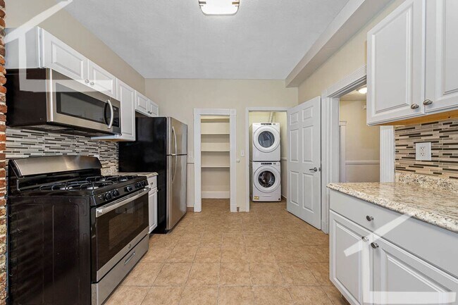 Building Photo - 3 Bedroom