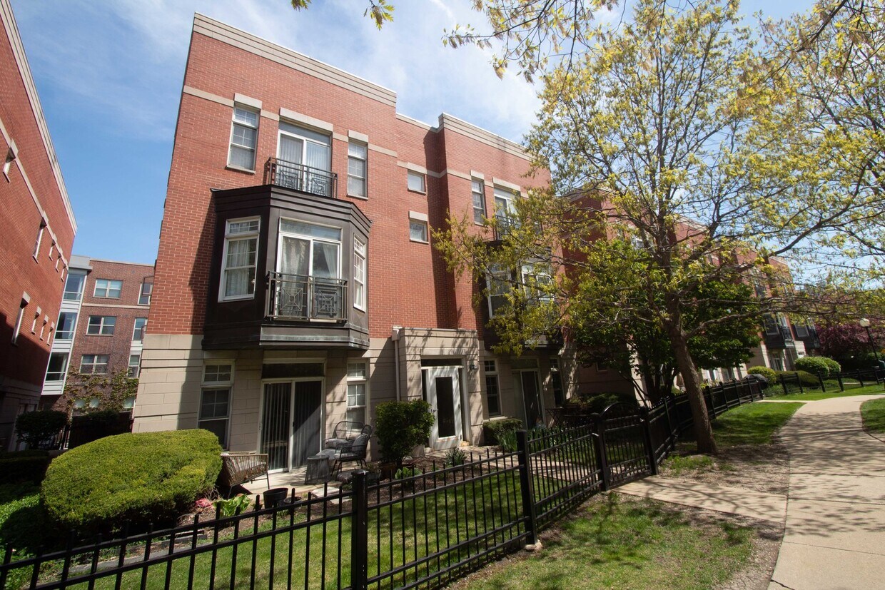 814 W University Ln Unit 2A, Chicago, IL 60608 Condo for Rent in