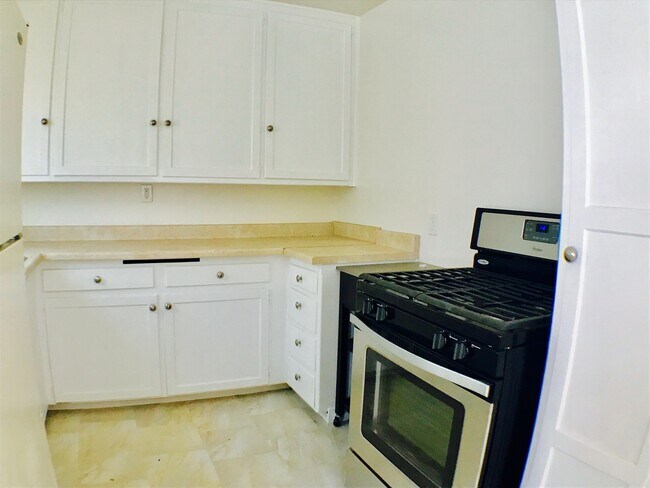 Foto del edificio - Minutes drive to the beach Hardwood flooring all throughout Large Deck with a Yard
