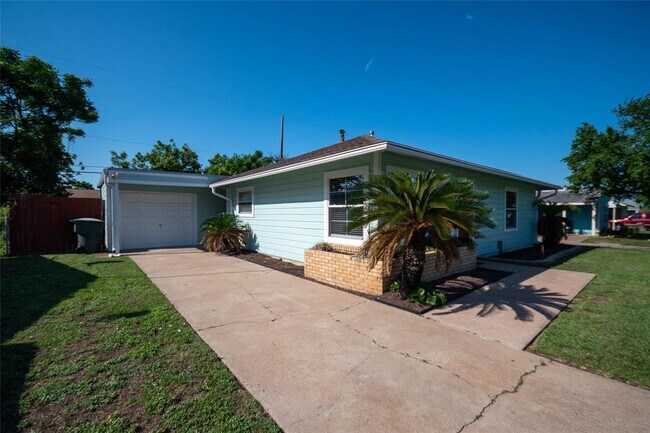 Building Photo - 108 Tarpon Ave