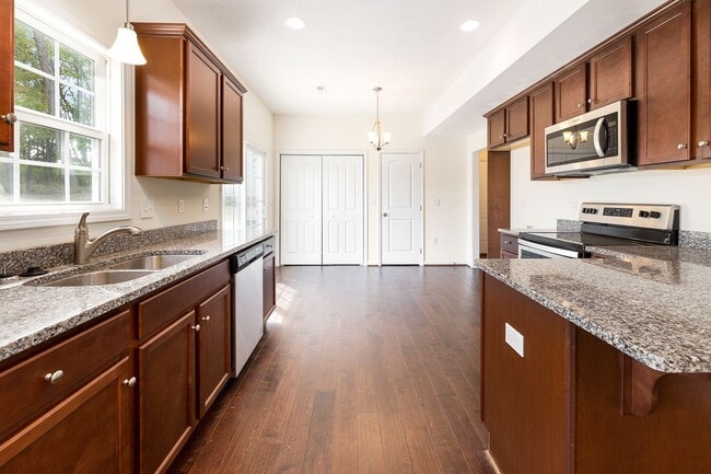 Building Photo - Spacious 4 Bedroom 2.5 Bath Home