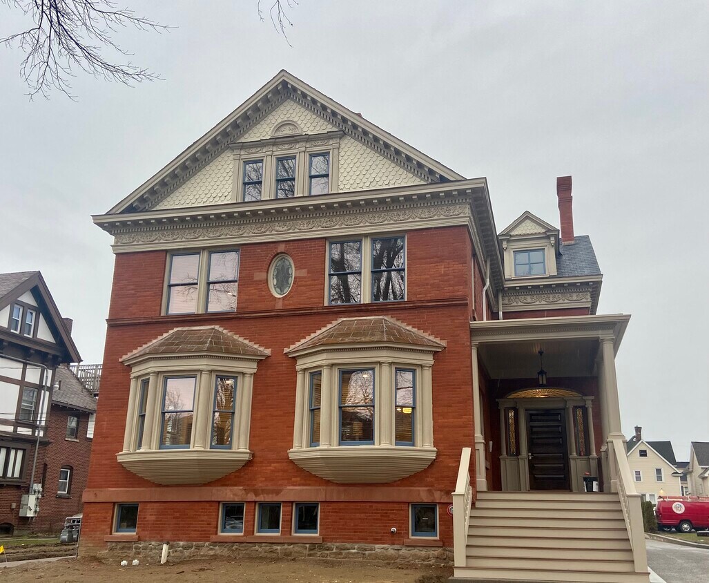 Primary Photo - 318 W 6th St