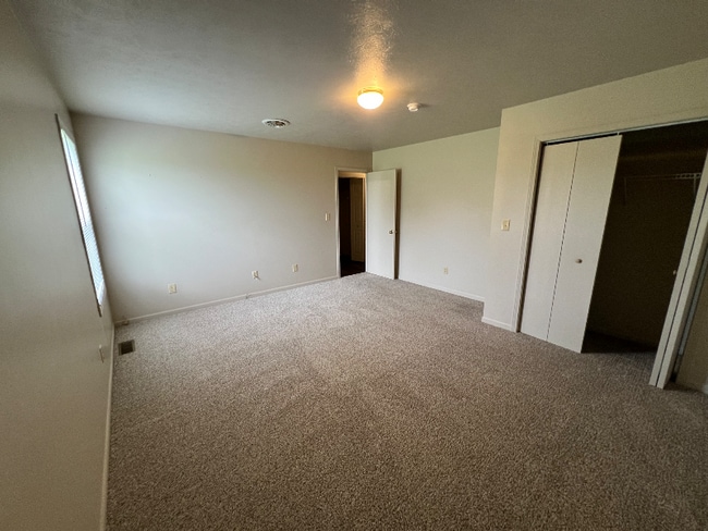 Building Photo - 204 Meadow Dr