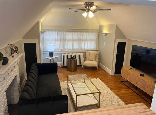 Building Photo - 449 Richmond Ave