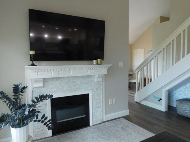 Foto del edificio - Beautifully Furnished Townhome With Sunset Views