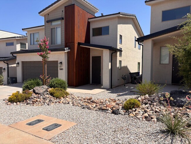 Foto del edificio - 4 bed | 2.5 bath | 2 car in Desert Canyons