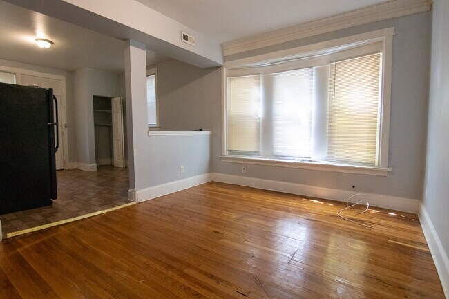 Building Photo - 2023 E 72nd St