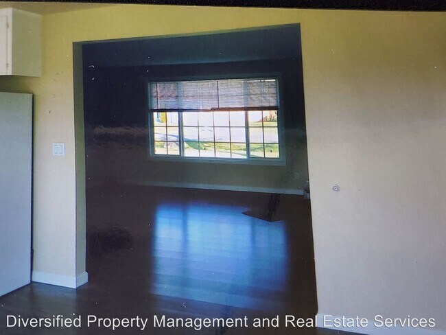 Building Photo - 4380-4380 Waverly Dr NE