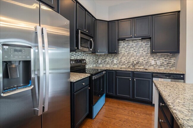 Building Photo - Gorgeous 2/2 Condo w/ Pool and Gym in Grea...