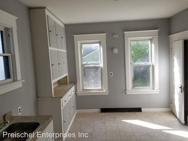 Building Photo - 3 br, 1 bath House - 18 Richlawn Ave