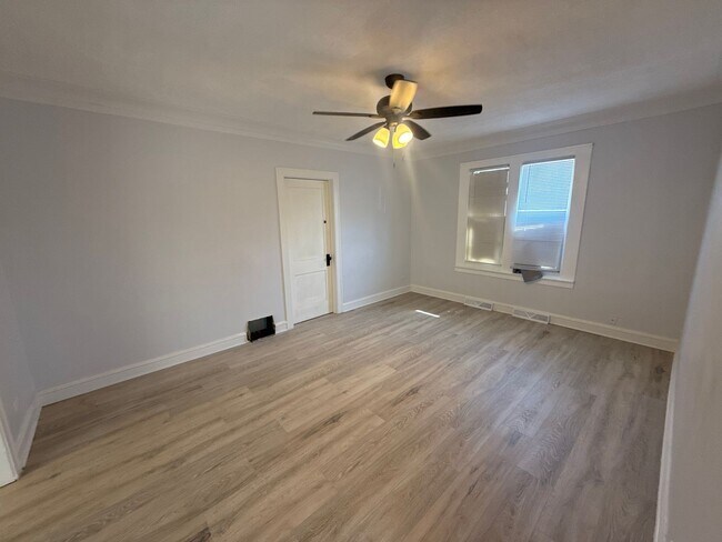 Building Photo - Available Now - Single Family House 4 Bedroom 2 Bath located in Roseland
