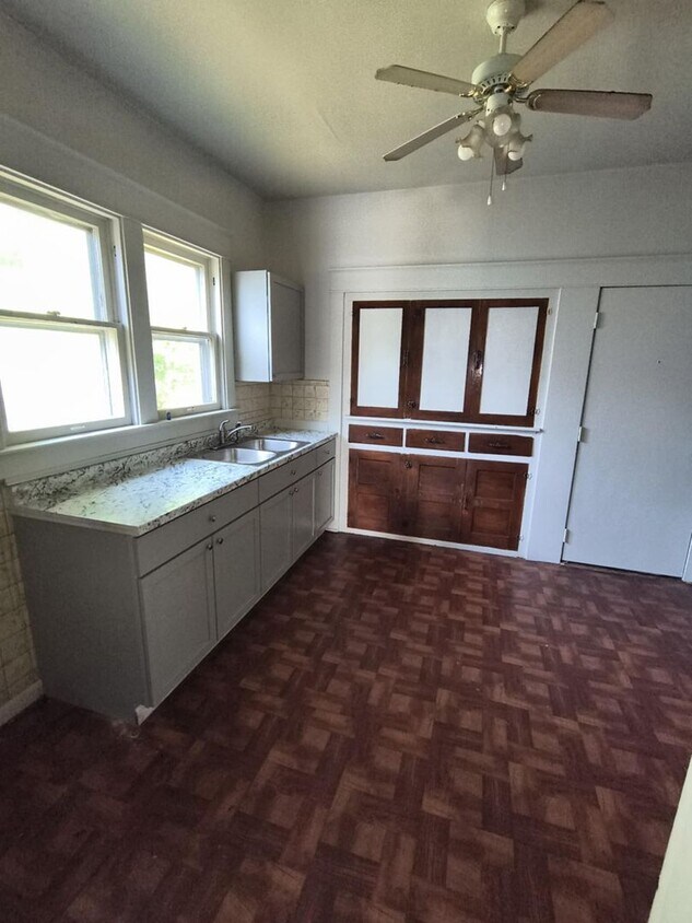Primary Photo - Spacious 3 Bedroom Located Near University...