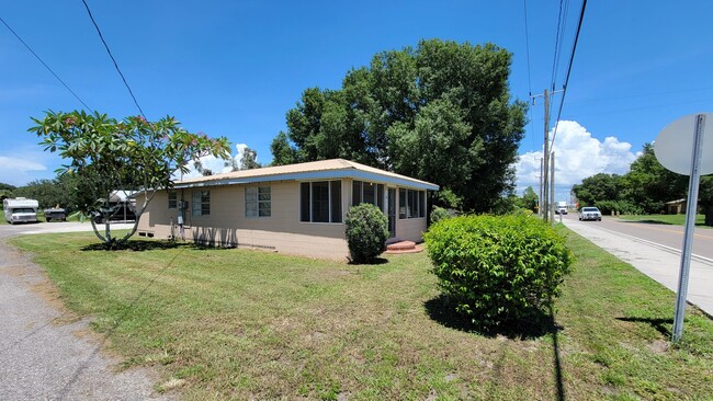 Foto del edificio - Nice 2bed/ 1 bath in Sarasota ~ Tallevast ...