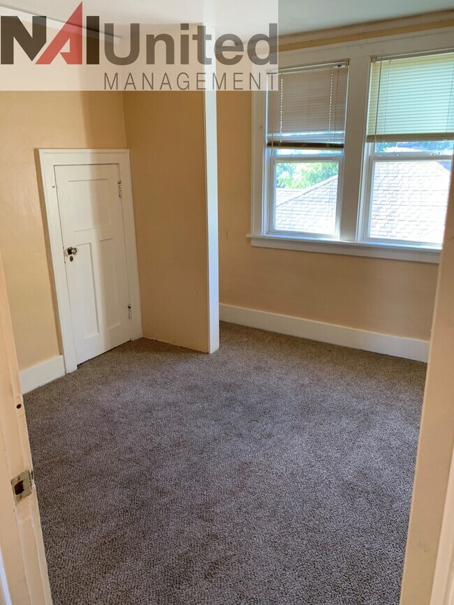 Building Photo - Schouten-S Fairmount Duplex