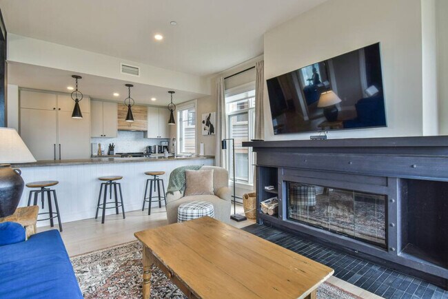 Building Photo - 170 Chem. au Pied de la Montagne