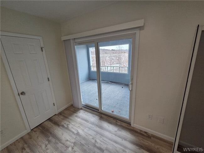 Foto del edificio - 255 Portage Rd