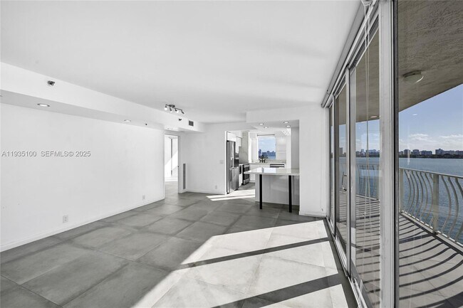 Foto del edificio - 7601 E Treasure Dr