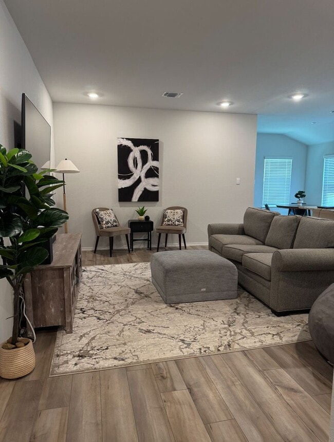 Foto del edificio - 3-bedroom 2-bathroom house!