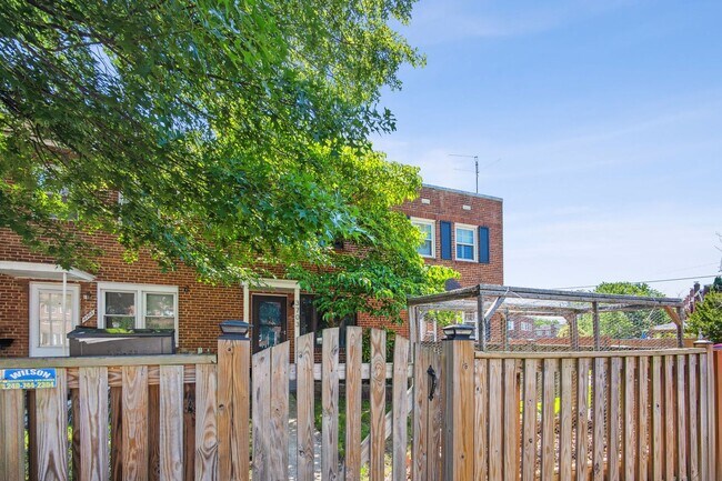 Foto del edificio - 3 Bed 2 Bath in the Sought After Neighborh...