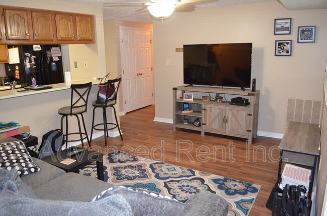 Building Photo - 1006 Markham Ct