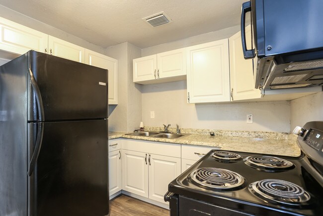 Foto del edificio - Leasing Move-in Ready 3BR 1.5BA home!