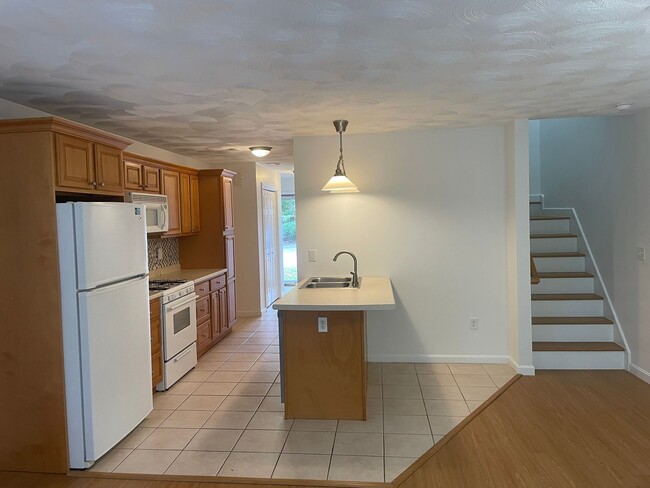 Building Photo - Newly Renovated Townhouse Style Condo For ...