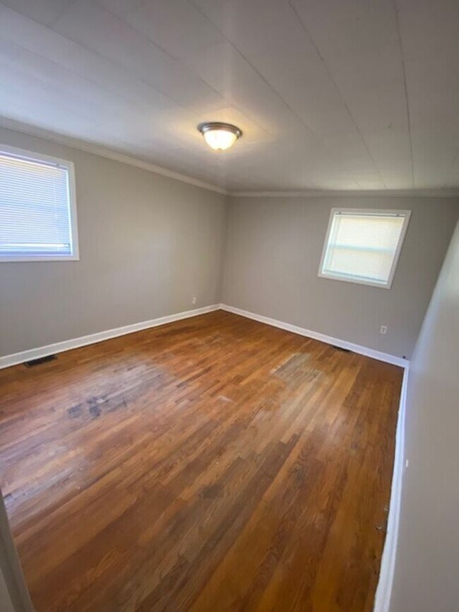 Building Photo - 3 Bedroom 1 Bath Off Edwards Rd