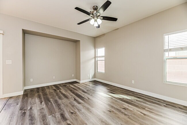 Foto del edificio - 932 Maple Pines Ave