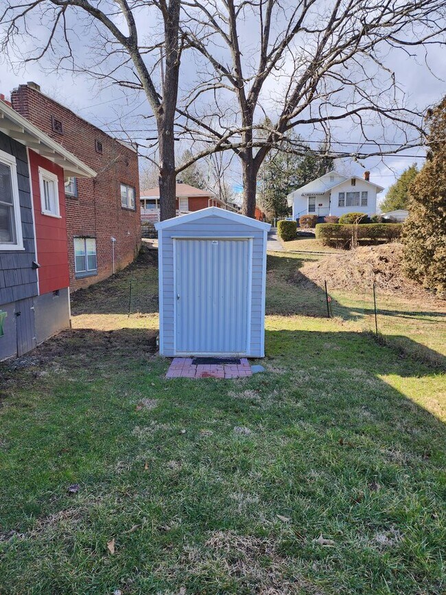Building Photo - West Asheville Bungalow