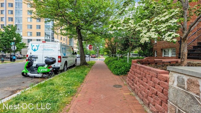 Building Photo - 4 br, 2.5 bath House - 304 L St SE