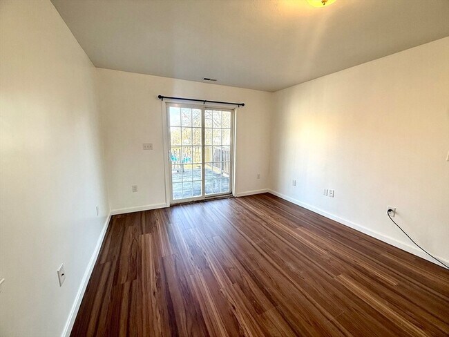 Foto del edificio - 136 Eastford Rd